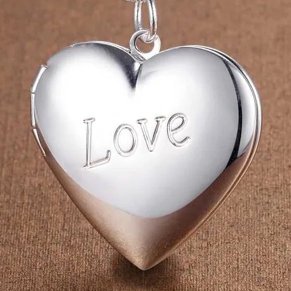 Beautiful Heart Photo Locket With 18 Inch Cable Chain 925 Sterling Silver - Picture 3 of 3